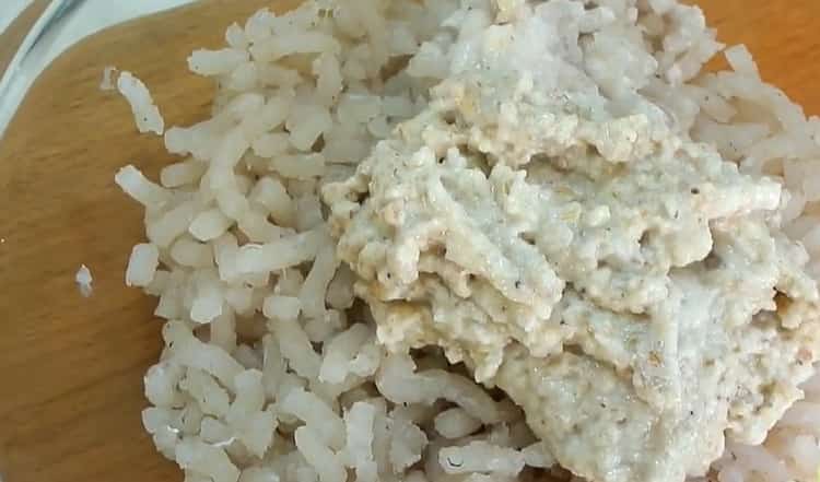 להכנת זנדר ממולא, הכינו את החומרים לבשר הטחון