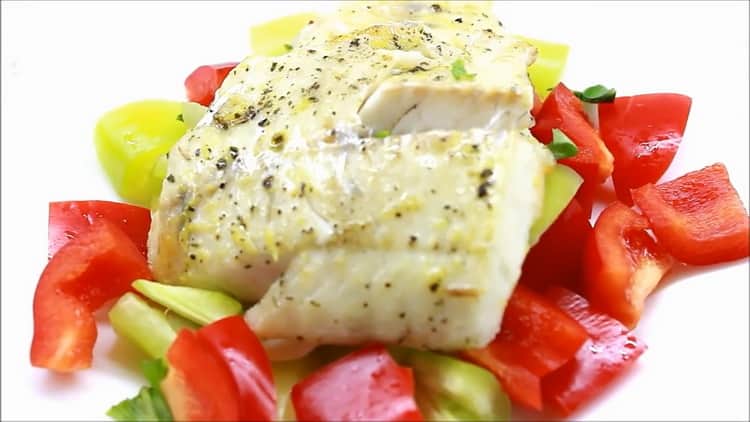 لطهي شرائح سمك البايك في الفرن ، ضعي السمك على الفلفل