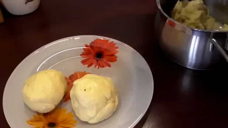 Gumulong ng mga bola upang gumawa ng mga finnish cake