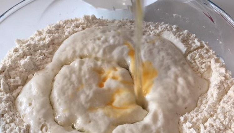 Adăugați ulei vegetal.