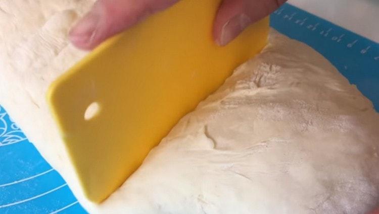 Împărțiți aluatul în 4 părți.