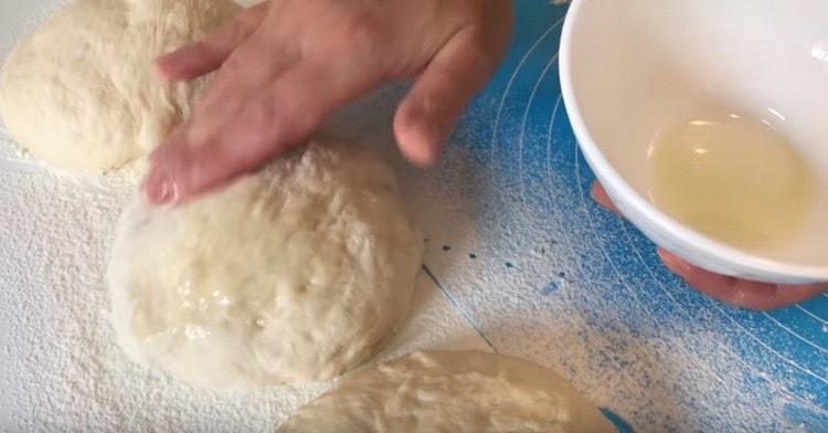 Rotim fiecare parte, ungem cu ulei.