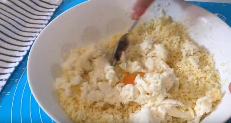 Tărâm mozzarella în umplutură, amestecăm.