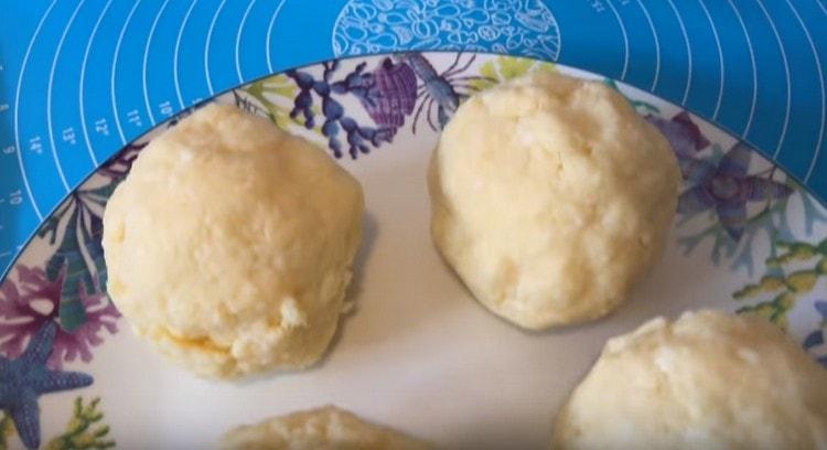 Din umplutură formăm 4 bile.