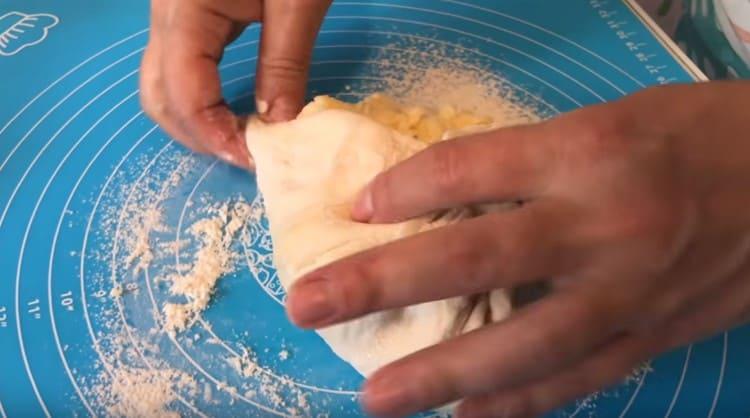 Colectăm aluatul cu o pungă în jurul umpluturii.