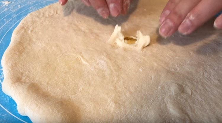 Faceți o gaură în centrul tortului.