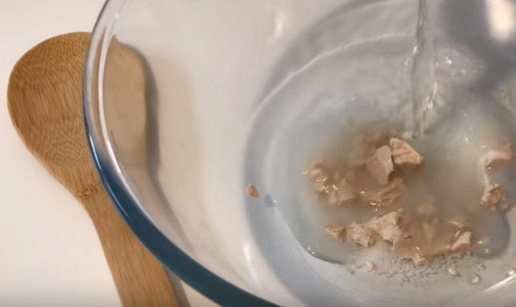 Adăugați apă caldă, amestecați.