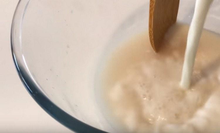 Adăugați lapte cald.