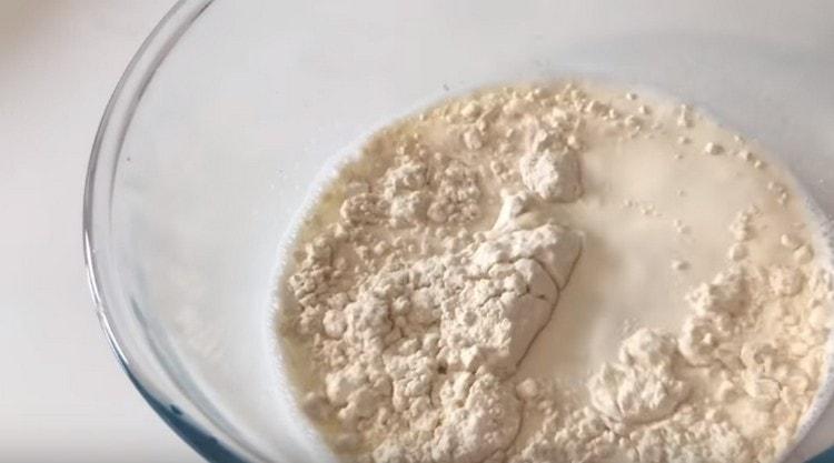 Adăugați făina și amestecați.