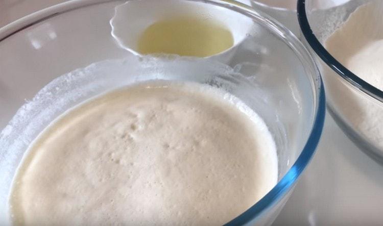 Un capac trebuie să se ridice pe un aluat.