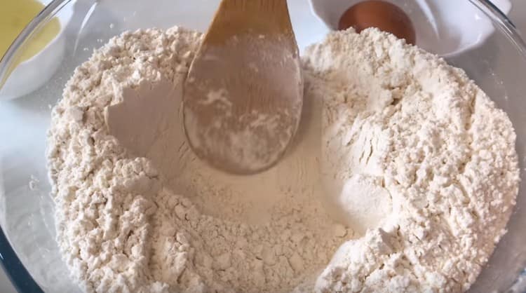 Cerneti faina, amestecati cu sarea, faceti-o o adancitura.