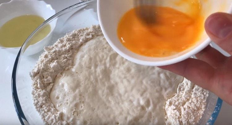 Bate testiculul și adaugă la componentele rămase.