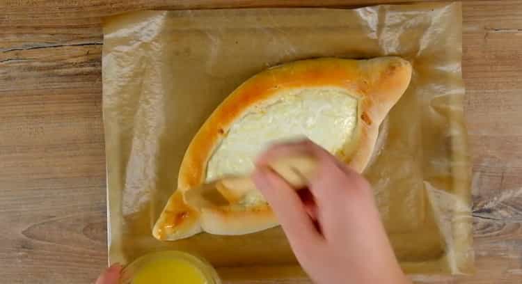 Pentru a pregăti o barcă khachapuri, preîncălziți cuptorul