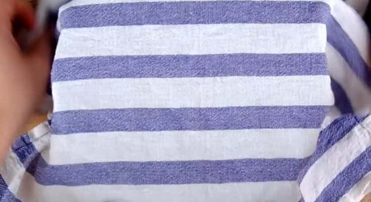 Pentru a pregăti o barcă khachapuri, așezați aluatul sub un prosop