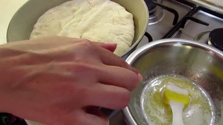 Pentru a face khachapuri într-o tigaie, topiți-vă puțin