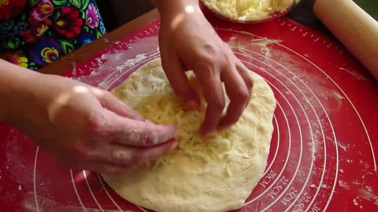 Pentru a prepara khachapuri într-o tigaie, puneți umplutura pe aluat