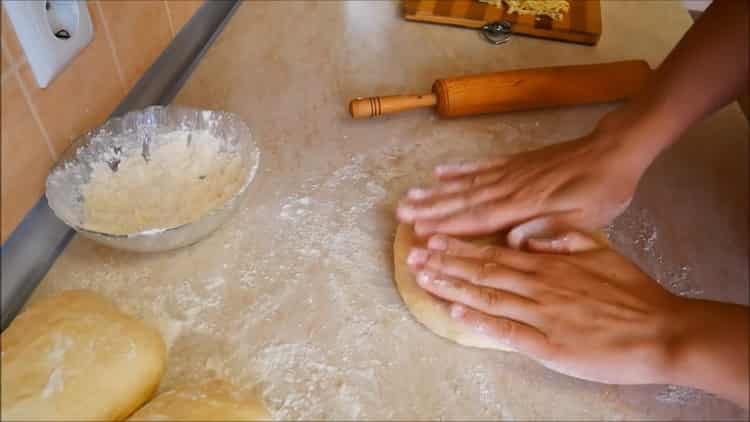 Para fazer khachapuri em georgiano estenda a massa