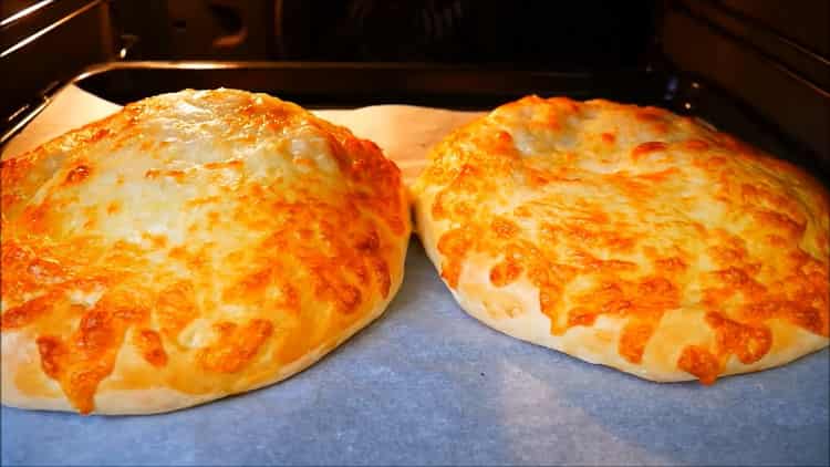Khachapuri está pronto em georgiano