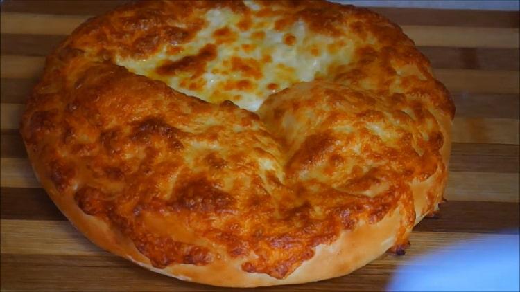 Khachapuri em georgiano de acordo com uma receita passo a passo com foto
