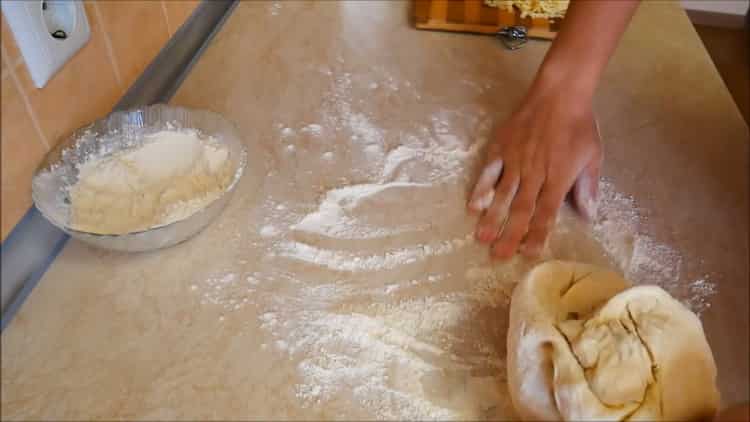 Para fazer khachapuri em georgiano sove a massa