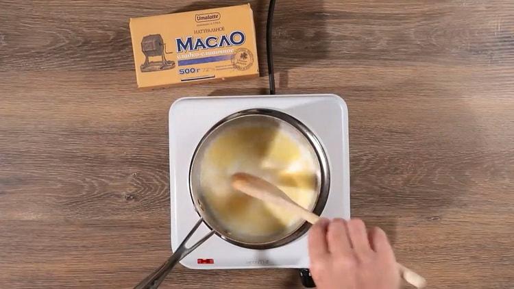 להכנת חצ'אפורי באמרטי מערבבים את החומרים