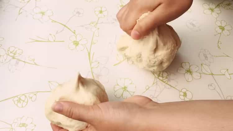 להכנת החצ'אפורי מחלקים את הבצק