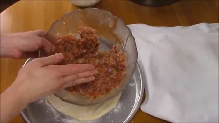 Pentru a prepara khachapuri cu carne, așezați umplutura pe aluat