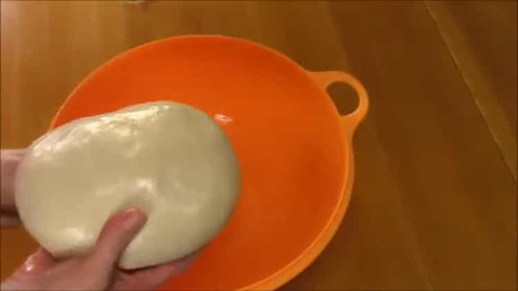 Pentru a face khachapuri cu carne, frământați aluatul