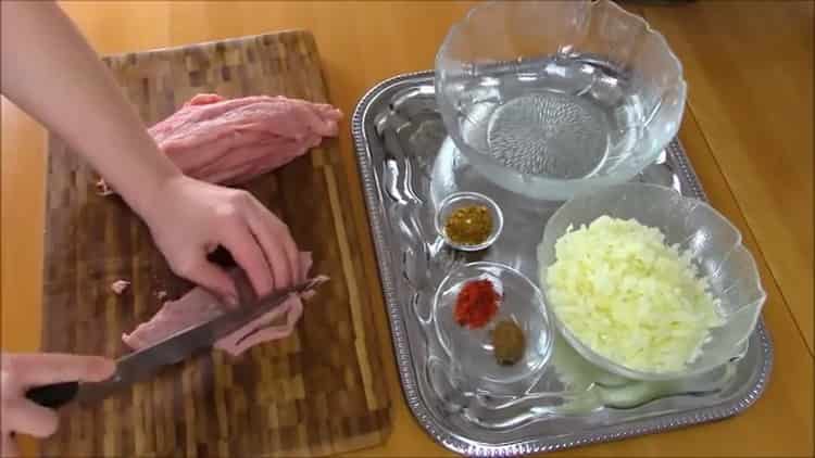 Pentru a face khachapuri cu carne, toacă carnea