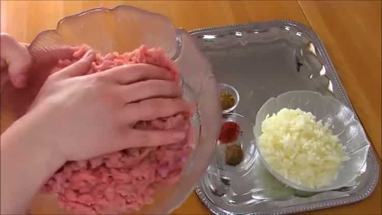 Pentru a pregăti khachapuri cu carne, pregătiți ingredientele pentru umplutură