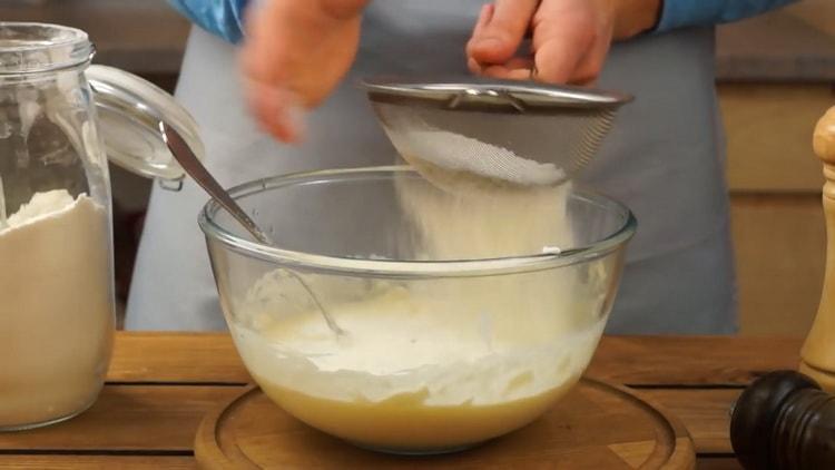 Mehl sieben, um Khachapuri zu machen