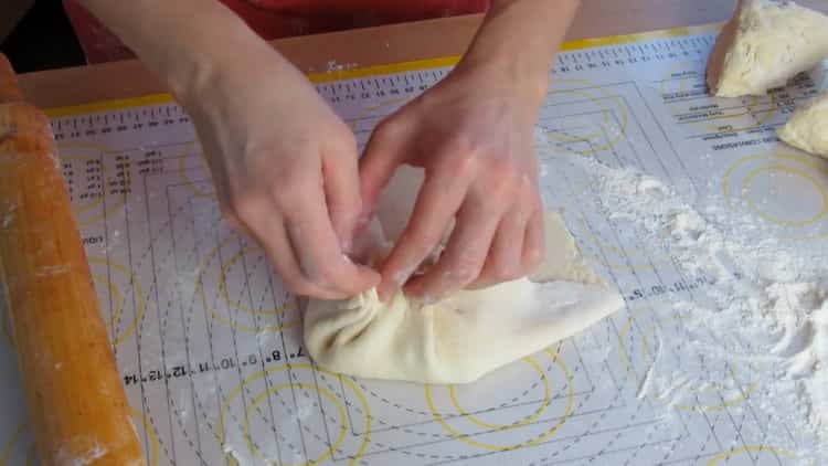 For at tilberede khachapuri med cottage cheese og ost, skal du fylde på dejen