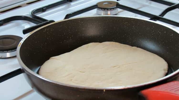 Steg tortillaen for at fremstille khachapuri med cottage cheese og ost