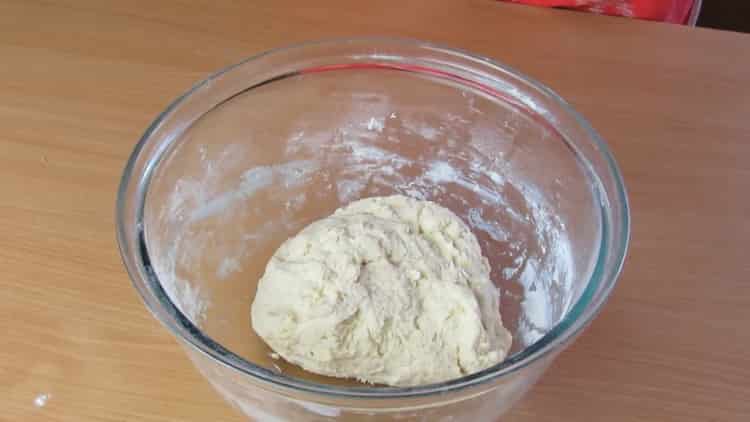 For at gøre khachapuri med cottage cheese og ost, æl dejen