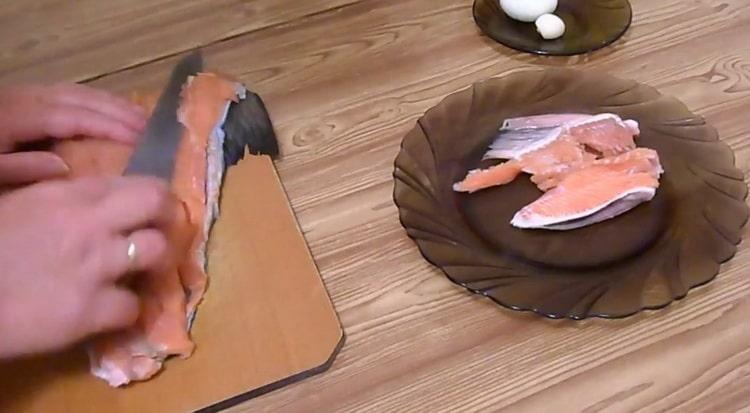 Prepara los ingredientes para el salmón rosado