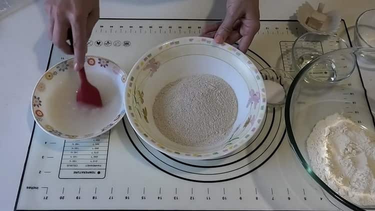 Para fazer pão de centeio, prepare os ingredientes