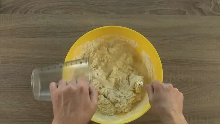 Para fazer pão sem amassar, adicione água