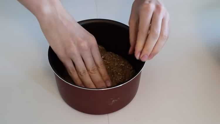 За да направите хляб върху кефир, сложете тестото във формата