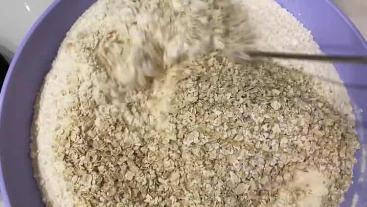 Mischen Sie die Zutaten, um das Molkebrot zu machen.