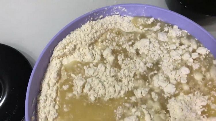 Kombinieren Sie die Zutaten, um Molkebrot zu machen.