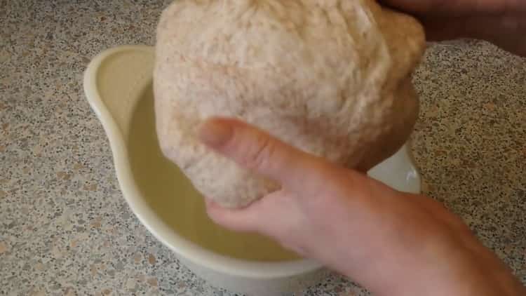 Para fazer pão de farelo, amasse a massa