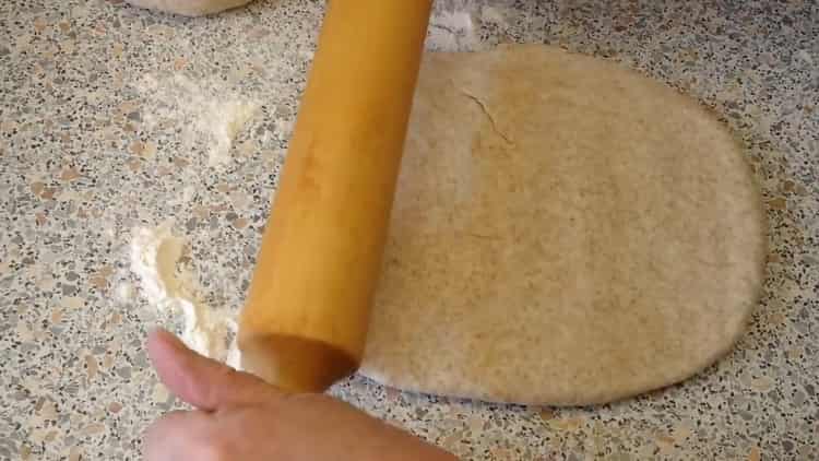Estenda a massa para fazer pão de farelo