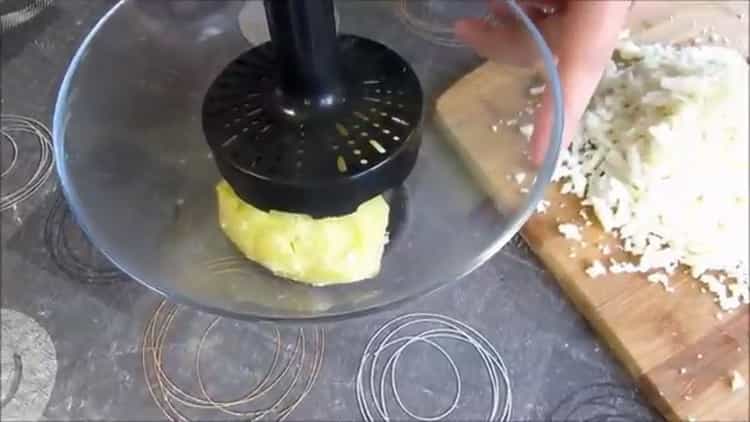 Innan du lagar potatis, förbered fyllningen