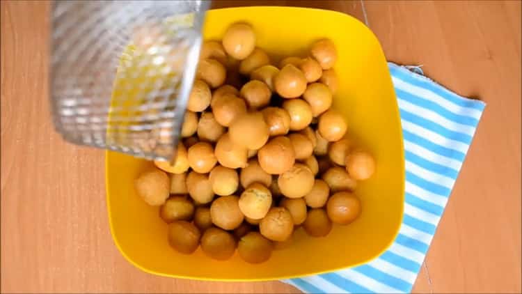 Pentru a pregăti chakrele în tătară, puneți articolele într-un bol