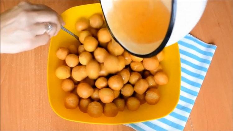 Pentru a pregăti un chak chak în Tătar, turnați aluatul cu sirop