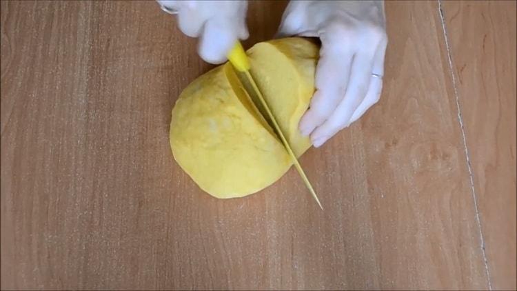 Frământați aluatul pentru chak tătară