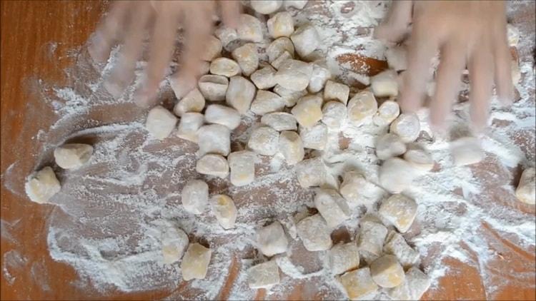 Pentru a face chak chak în Tătar se amestecă aluatul cu făina