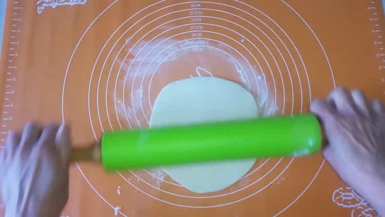 Für Blätterteigpasteten den Teig ausrollen