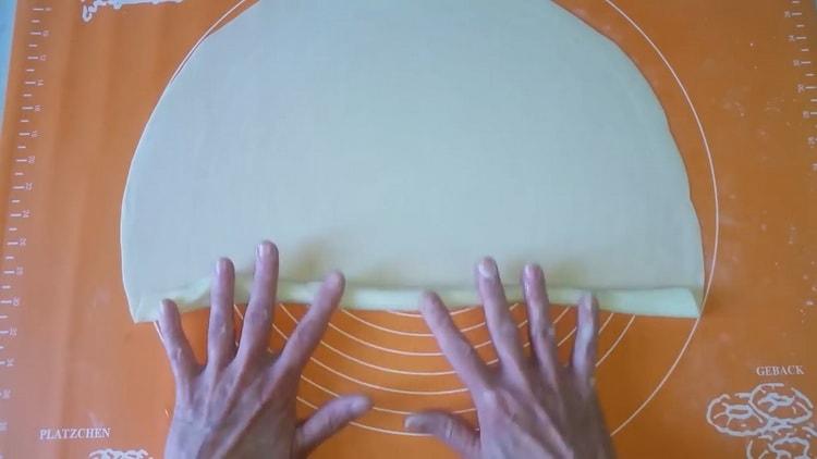 Rollen Sie die Rolle, um Pasteten aus Blätterteig zuzubereiten