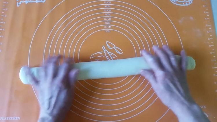 Drehen Sie alle Schichten zu einer Rolle, um Pasteten aus Blätterteig zuzubereiten